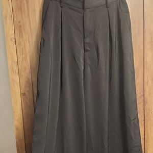 Wide-Leg Pleated Trousers in Black - NWT